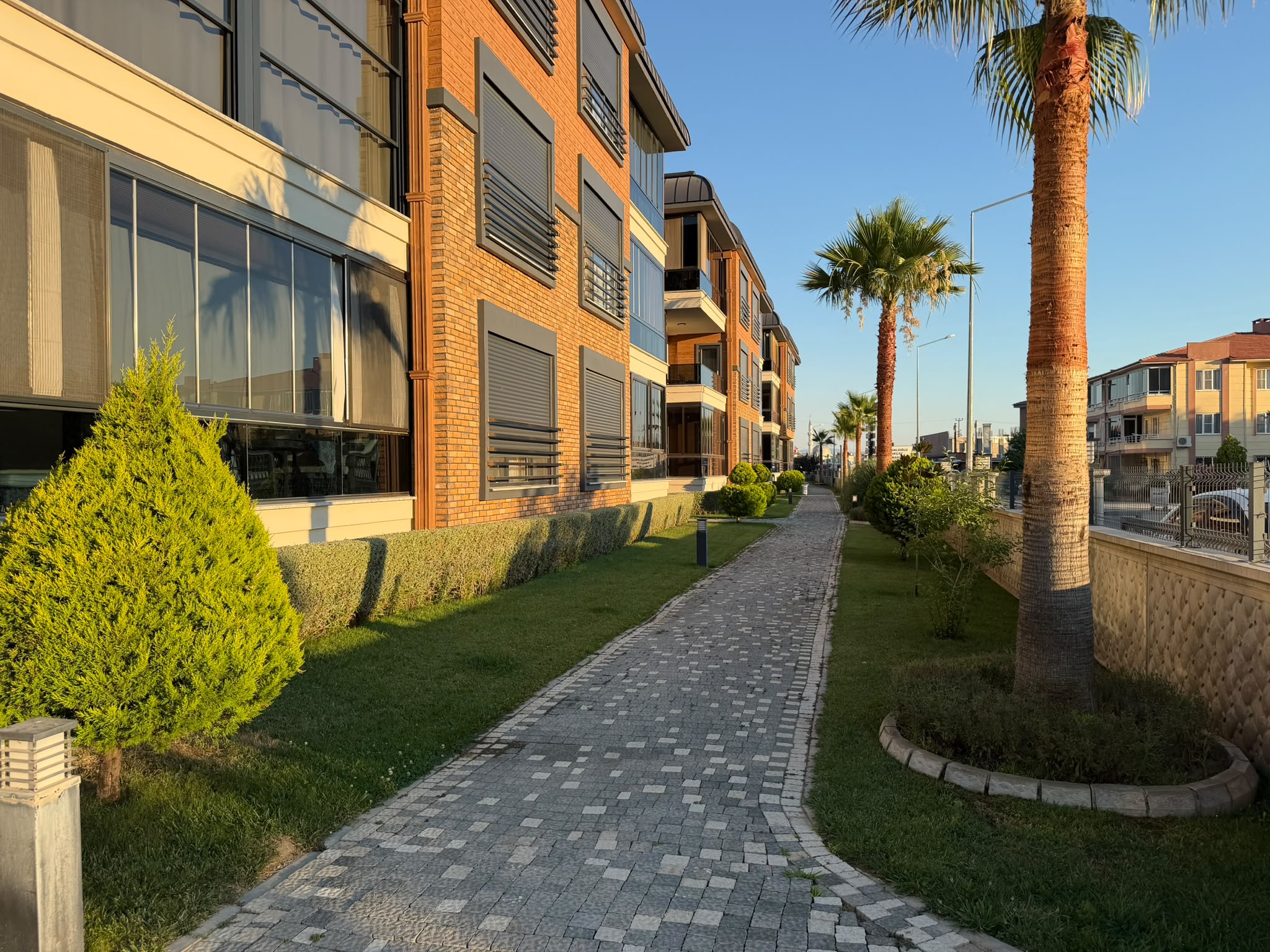 AKÇAYIN EN PRESTİJLİ SİTESİNDE 3+1 AYRI MUTFAK EBEVEYN BANYOLU - KAPALI OTOPARKLI MUHTEŞEM DAİRE - Görsel 3