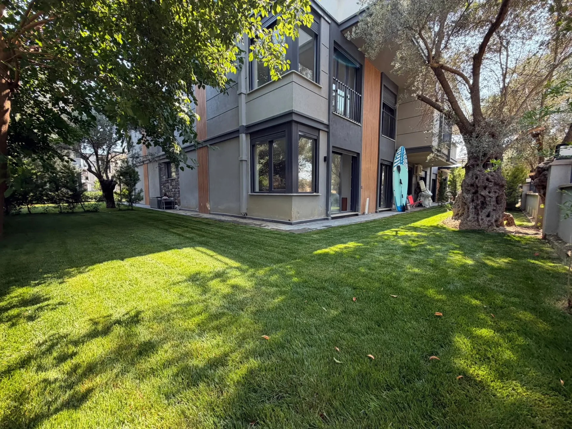 ALTINOLUK SAHİLİNDE  BAHÇE KULLANIMLI DENİZE 200 METRE MESAFEDE MUHTEŞEM DAİRE - Görsel 2