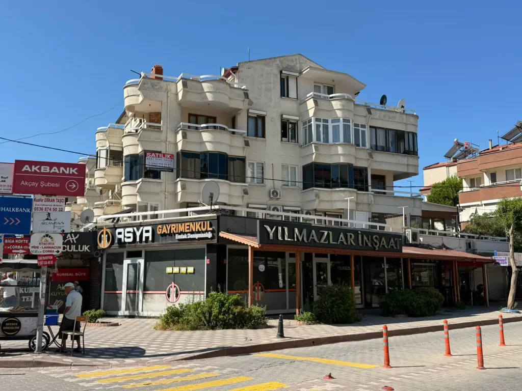 AKÇAY MERKEZDE 2+1 AYRI MUTFAK FULL EŞYA OPSİYONLU GENİŞ BALKONLU İÇİ FULL YAPILI DAİRE - Görsel 2