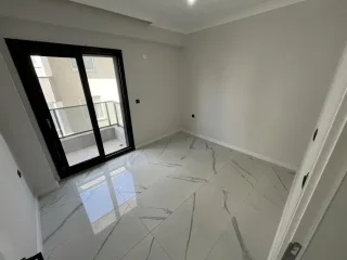 AKÇAYDA SARIKIZDA CADDE ÜSTÜ SIFIR BİNA DENİZE ÇOK YAKIN 2+1 AMERİKAN MUTFAK LÜX DAİRE - Görsel 12