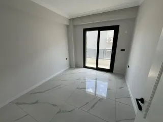 AKÇAYDA SARIKIZDA CADDE ÜSTÜ SIFIR BİNA DENİZE ÇOK YAKIN 2+1 AMERİKAN MUTFAK LÜX DAİRE - Görsel 19