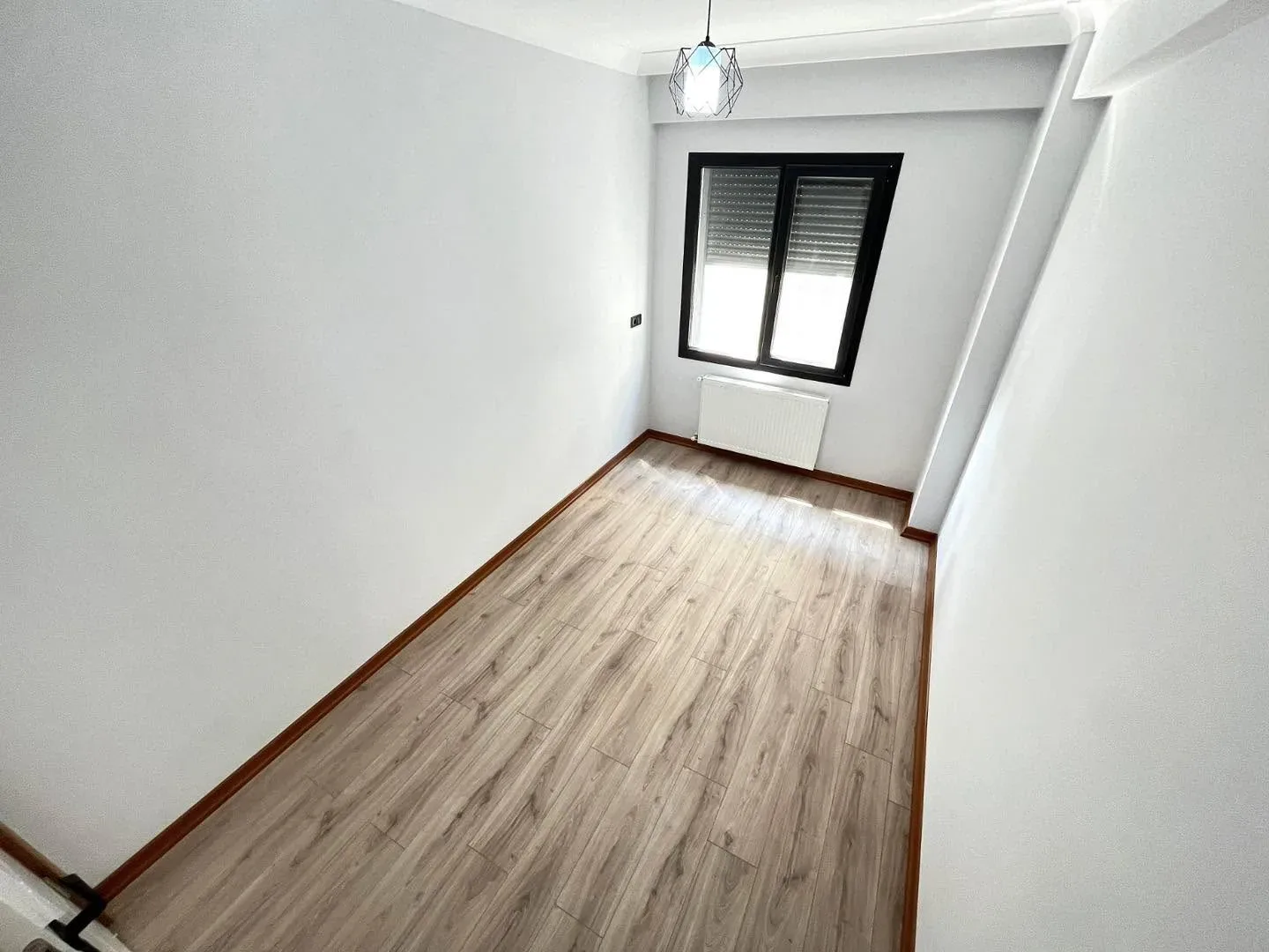 AKÇAY ALTINKUM MAHALLESİNDE 2+1 AYRI MUTFAK EBEVEYN BANYOLU GENİŞ ARA KAT LÜKS DAİRE - Görsel 17