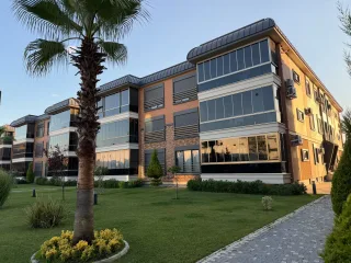 AKÇAYIN EN PRESTİJLİ SİTESİNDE 3+1 AYRI MUTFAK EBEVEYN BANYOLU - KAPALI OTOPARKLI MUHTEŞEM DAİRE - Görsel 1