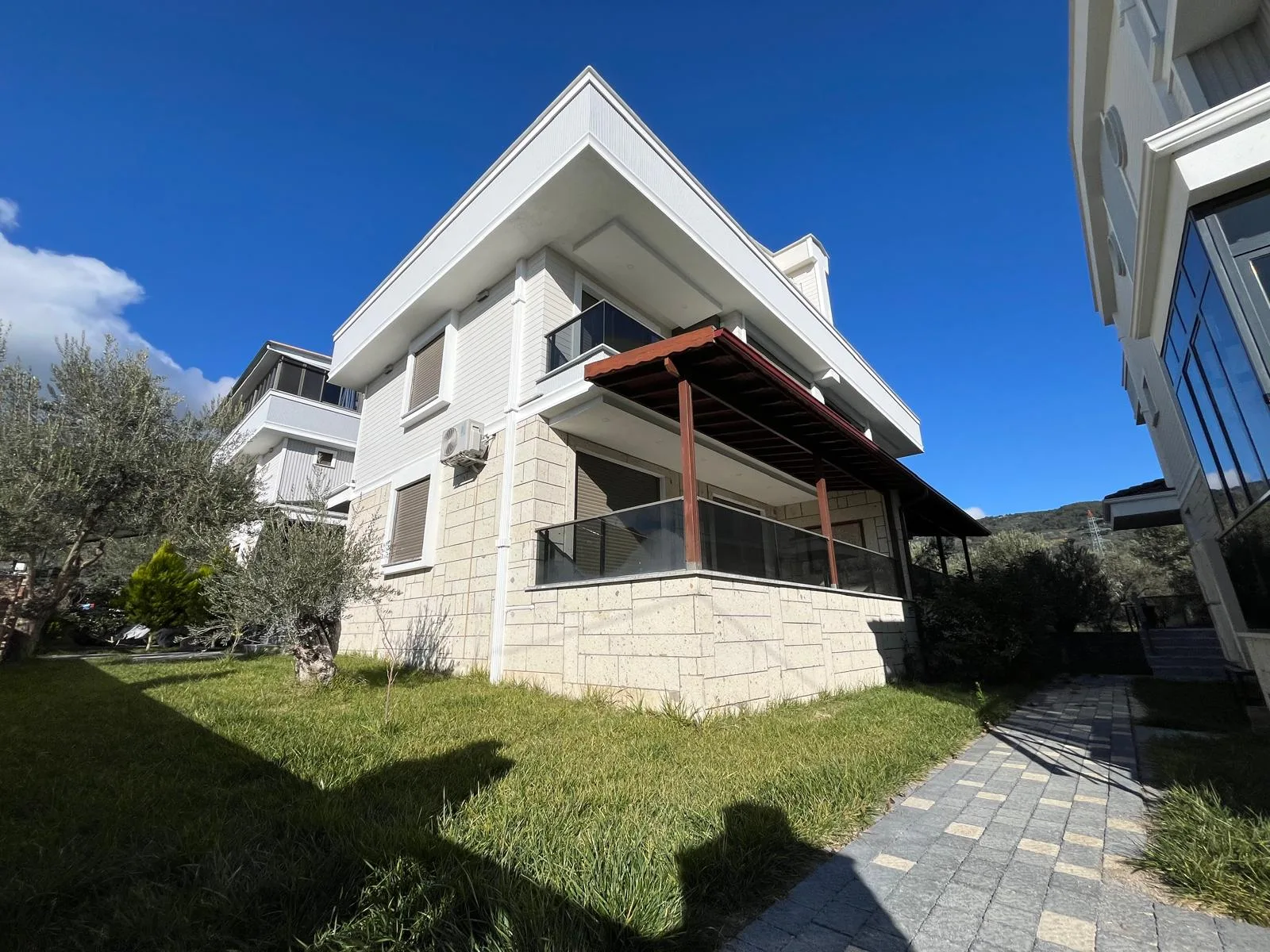 ALTINOLUKTA 4 ODA 1 SALON MUHTEŞEM  DENİZ VE DAĞ MANZARALI TRIPLEX VİLLA - Görsel 2