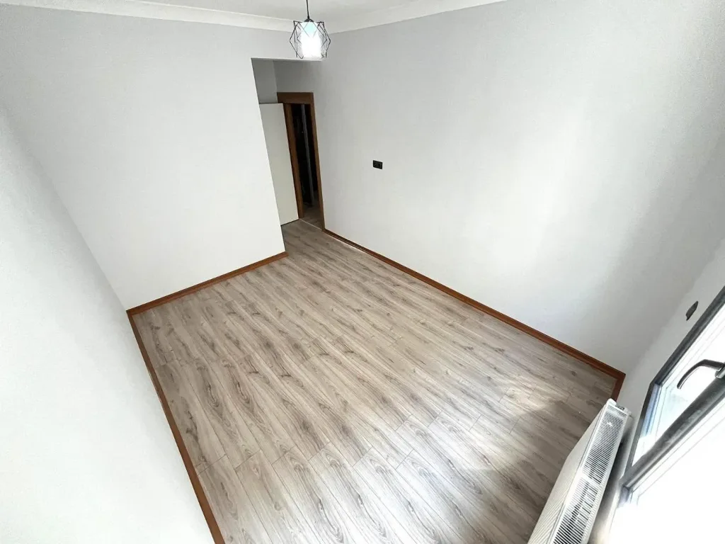 AKÇAY ALTINKUM MAHALLESİNDE 2+1 AYRI MUTFAK EBEVEYN BANYOLU GENİŞ ARA KAT LÜKS DAİRE - Görsel 12