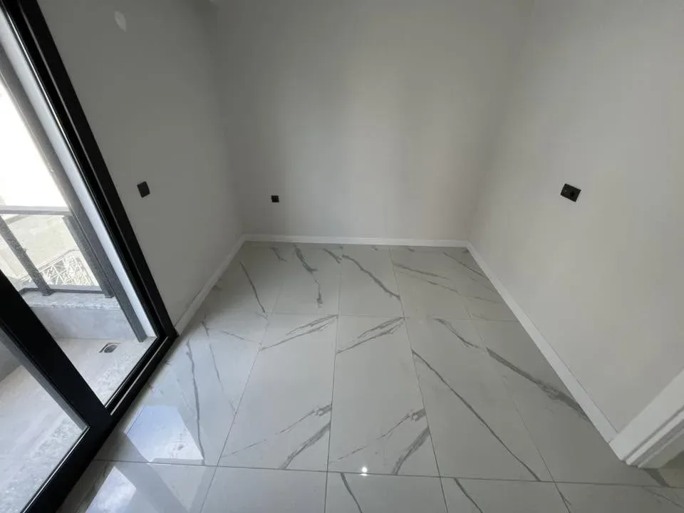AKÇAYDA SARIKIZDA CADDE ÜSTÜ SIFIR BİNA DENİZE ÇOK YAKIN 2+1 AMERİKAN MUTFAK LÜX DAİRE - Görsel 14