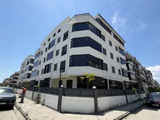 AKÇAY ALTINKUM MAHALLESİNDE 2+1 AYRI MUTFAK EBEVEYN BANYOLU GENİŞ ARA KAT LÜKS DAİRE - Görsel 1