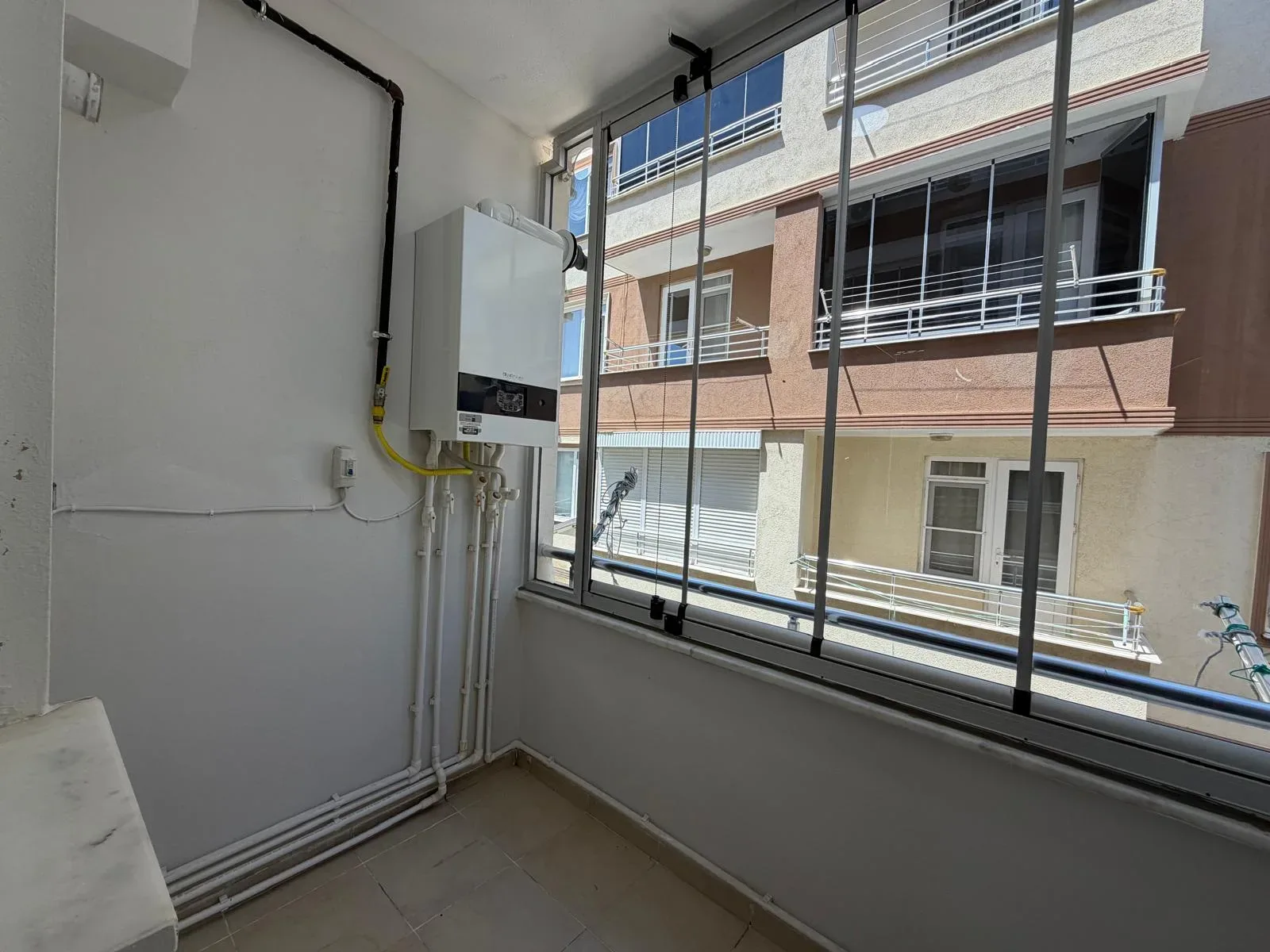 ALTINKUMDA CADDE ÜZERİNDE GÖZ DOLDURAN 2+1 DAİRE - Görsel 11