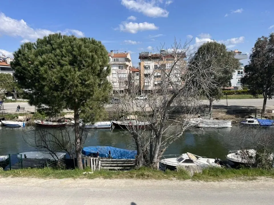 AKÇAYDA SARIKIZDA CADDE ÜSTÜ SIFIR BİNA DENİZE ÇOK YAKIN 2+1 AMERİKAN MUTFAK LÜX DAİRE - Görsel 2
