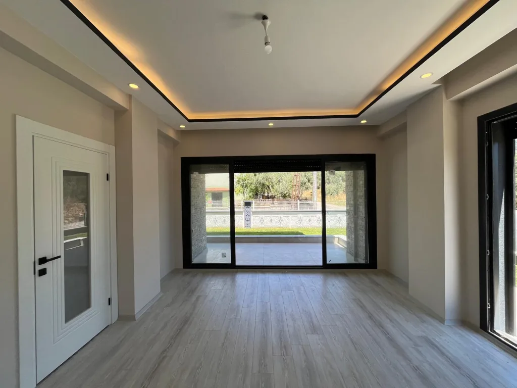 ALTINOLUK MERKEZDE FULL DENİZ MANZARALI 3+1 AYRI MUTFAK TRIPLEX GENİŞ BAHÇELİ VİLLA - Görsel 8