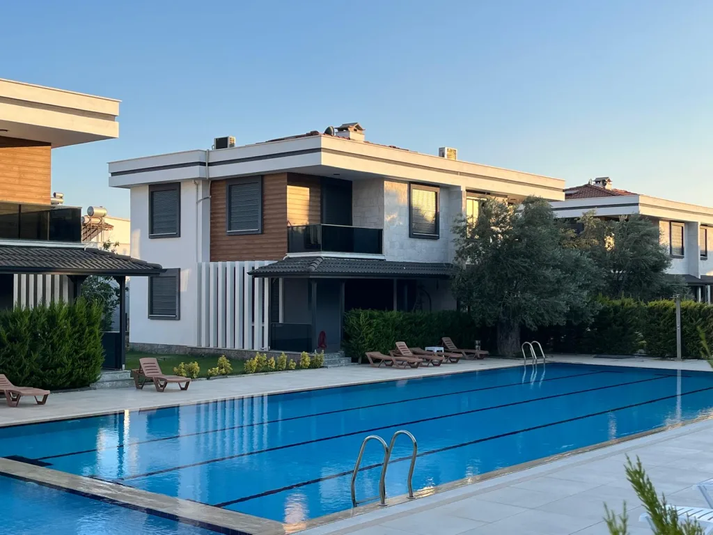GÜRE SAHİLİNDE ULTRA LÜX SİTE İÇERİSİNDE 3+1 AYRI MUTFAK VİLLA - Görsel 3