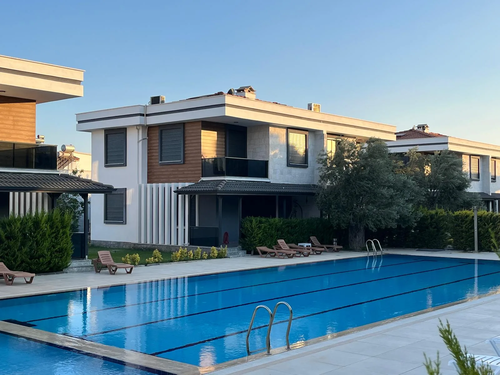 GÜRE SAHİLİNDE ULTRA LÜX SİTE İÇERİSİNDE 3+1 AYRI MUTFAK VİLLA - Görsel 3