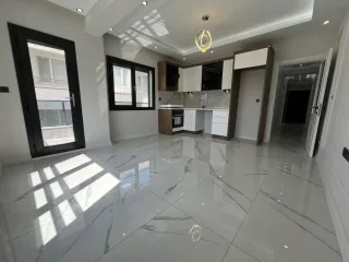 AKÇAYDA SARIKIZDA CADDE ÜSTÜ SIFIR BİNA DENİZE ÇOK YAKIN 2+1 AMERİKAN MUTFAK LÜX DAİRE - Görsel 6