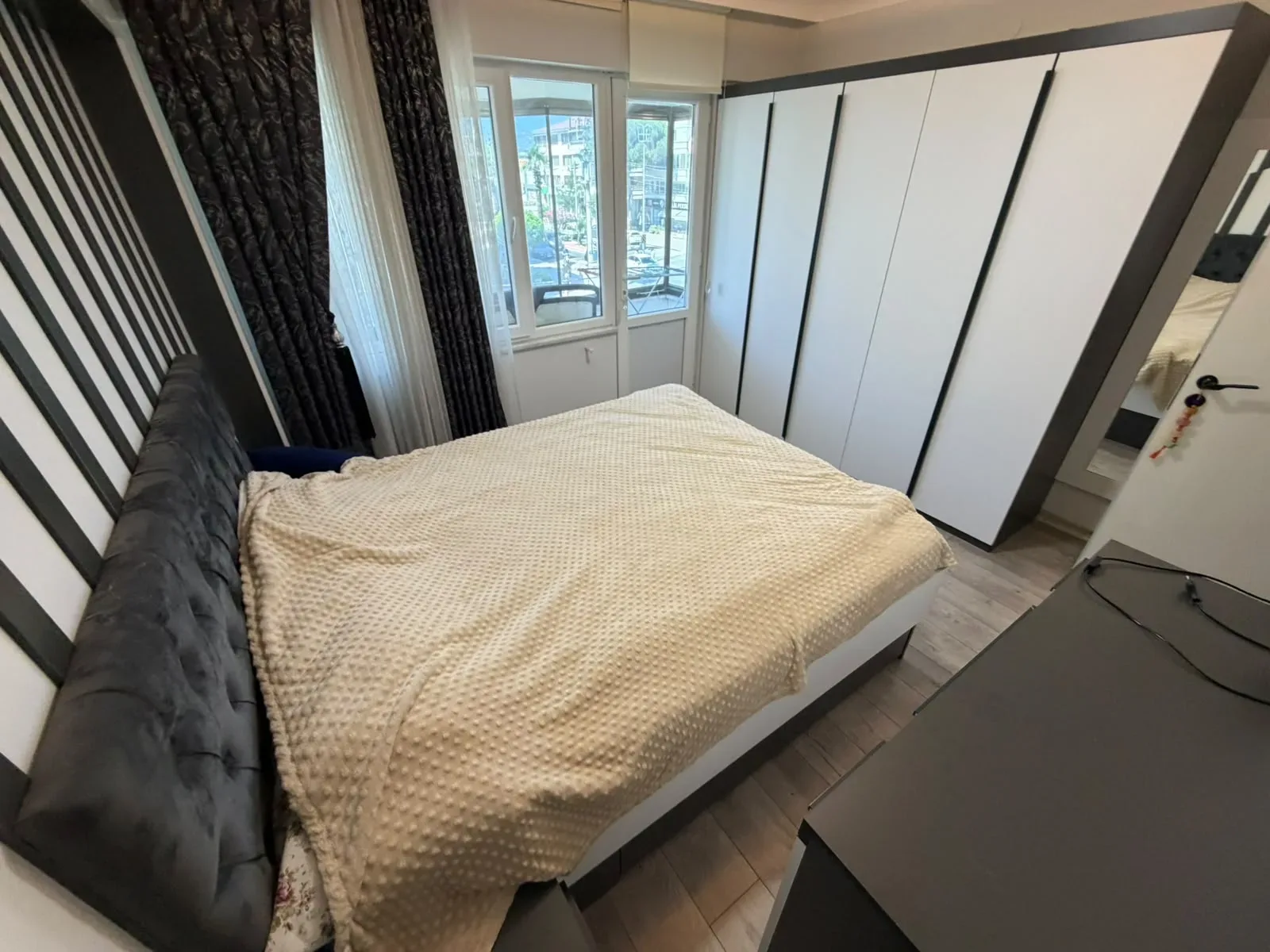 AKÇAY MERKEZDE 2+1 AYRI MUTFAK FULL EŞYA OPSİYONLU GENİŞ BALKONLU İÇİ FULL YAPILI DAİRE - Görsel 18