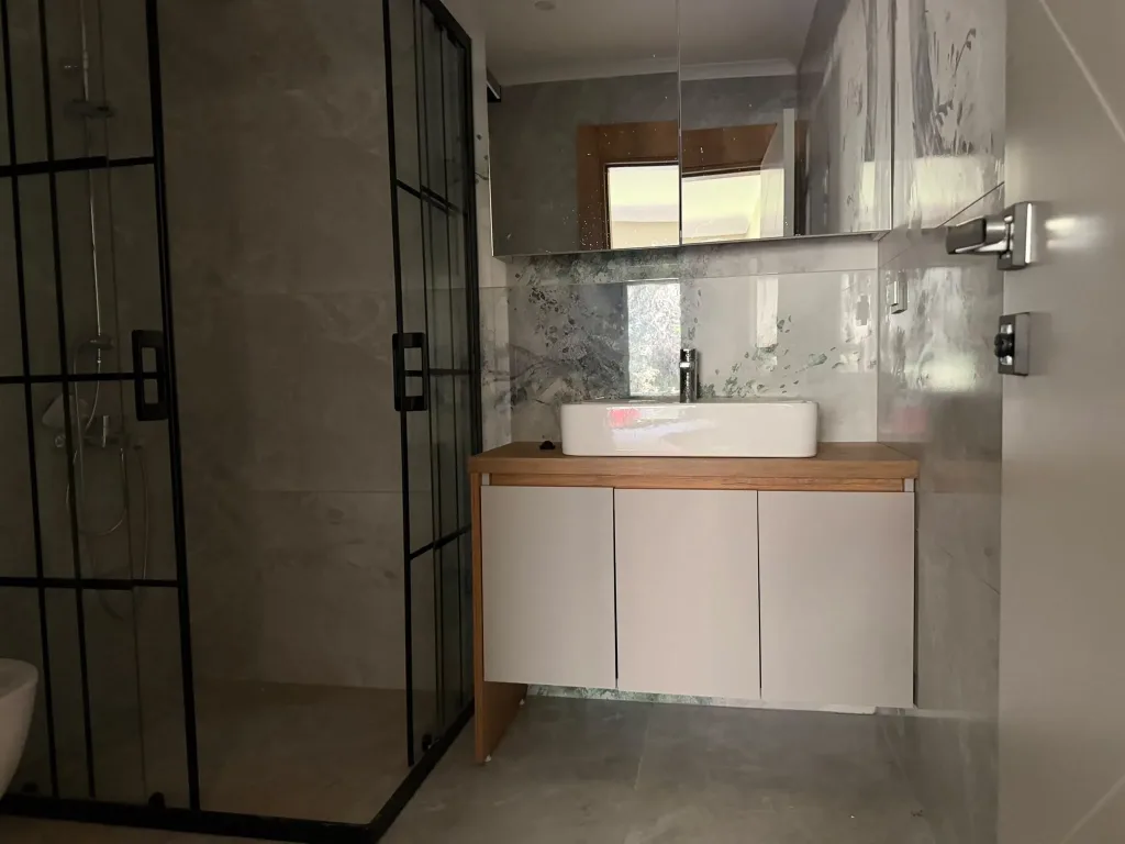ALTINOLUK SAHİLİNDE  BAHÇE KULLANIMLI DENİZE 200 METRE MESAFEDE MUHTEŞEM DAİRE - Görsel 16