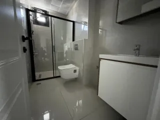 AKÇAYDA SARIKIZDA CADDE ÜSTÜ SIFIR BİNA DENİZE ÇOK YAKIN 2+1 AMERİKAN MUTFAK LÜX DAİRE - Görsel 16