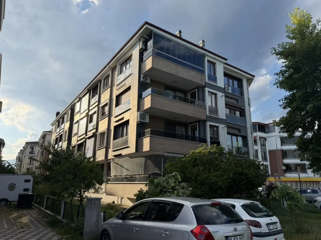 AKÇAYDA FERAH VE GENİŞ  GENÇ BİNADA 3+1 AYRI MUTFAK KOMBİLİ EBEVEYN BANYOLU DAİRE - Görsel 4