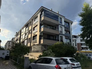 AKÇAYDA FERAH VE GENİŞ  GENÇ BİNADA 3+1 AYRI MUTFAK KOMBİLİ EBEVEYN BANYOLU DAİRE - Görsel 4