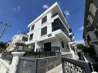 AKÇAYDA SARIKIZDA CADDE ÜSTÜ SIFIR BİNA DENİZE ÇOK YAKIN 2+1 AMERİKAN MUTFAK LÜX DAİRE - Görsel 1