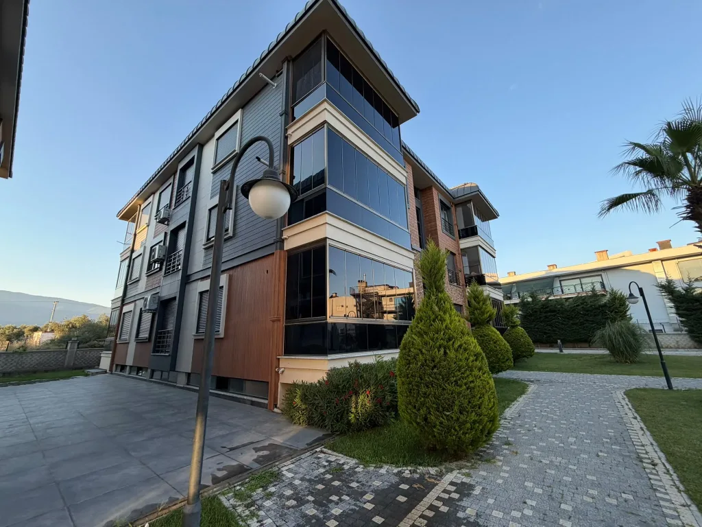AKÇAYIN EN PRESTİJLİ SİTESİNDE 3+1 AYRI MUTFAK EBEVEYN BANYOLU - KAPALI OTOPARKLI MUHTEŞEM DAİRE - Görsel 31