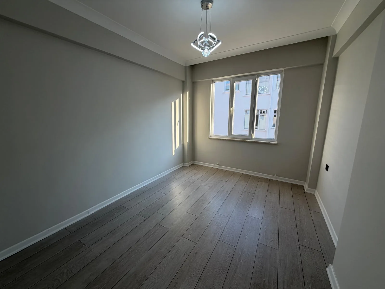 AKÇAYDA MERKEZİ LOKASYON FULL DEKORASYONLU 3+1 ARA KAT DAİRE - Görsel 25