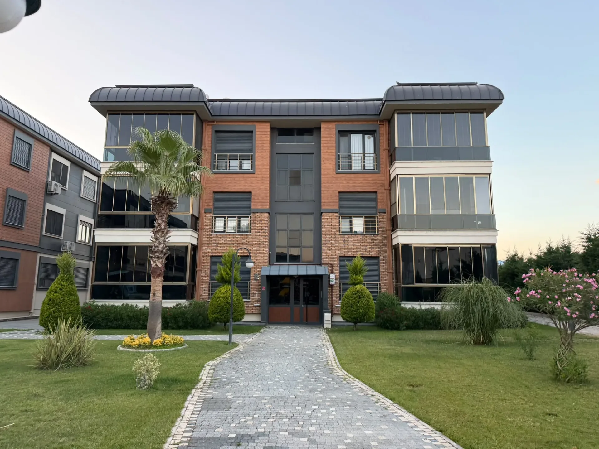 AKÇAYIN EN PRESTİJLİ SİTESİNDE 3+1 AYRI MUTFAK EBEVEYN BANYOLU - KAPALI OTOPARKLI MUHTEŞEM DAİRE - Görsel 27