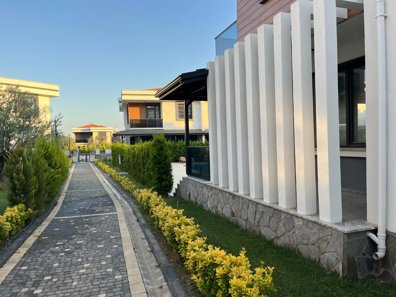 GÜRE SAHİLİNDE ULTRA LÜX SİTE İÇERİSİNDE 3+1 AYRI MUTFAK VİLLA - Görsel 34