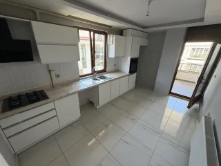 AKÇAYDA FERAH VE GENİŞ  GENÇ BİNADA 3+1 AYRI MUTFAK KOMBİLİ EBEVEYN BANYOLU DAİRE - Görsel 8