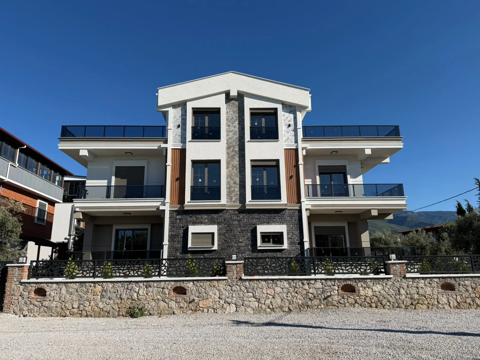 GÜRE SAHİLİNDE 4+1 ULTRA LÜX DENİZE YÜRÜME MESAFESİNDE TRİPLEX VİLLA
