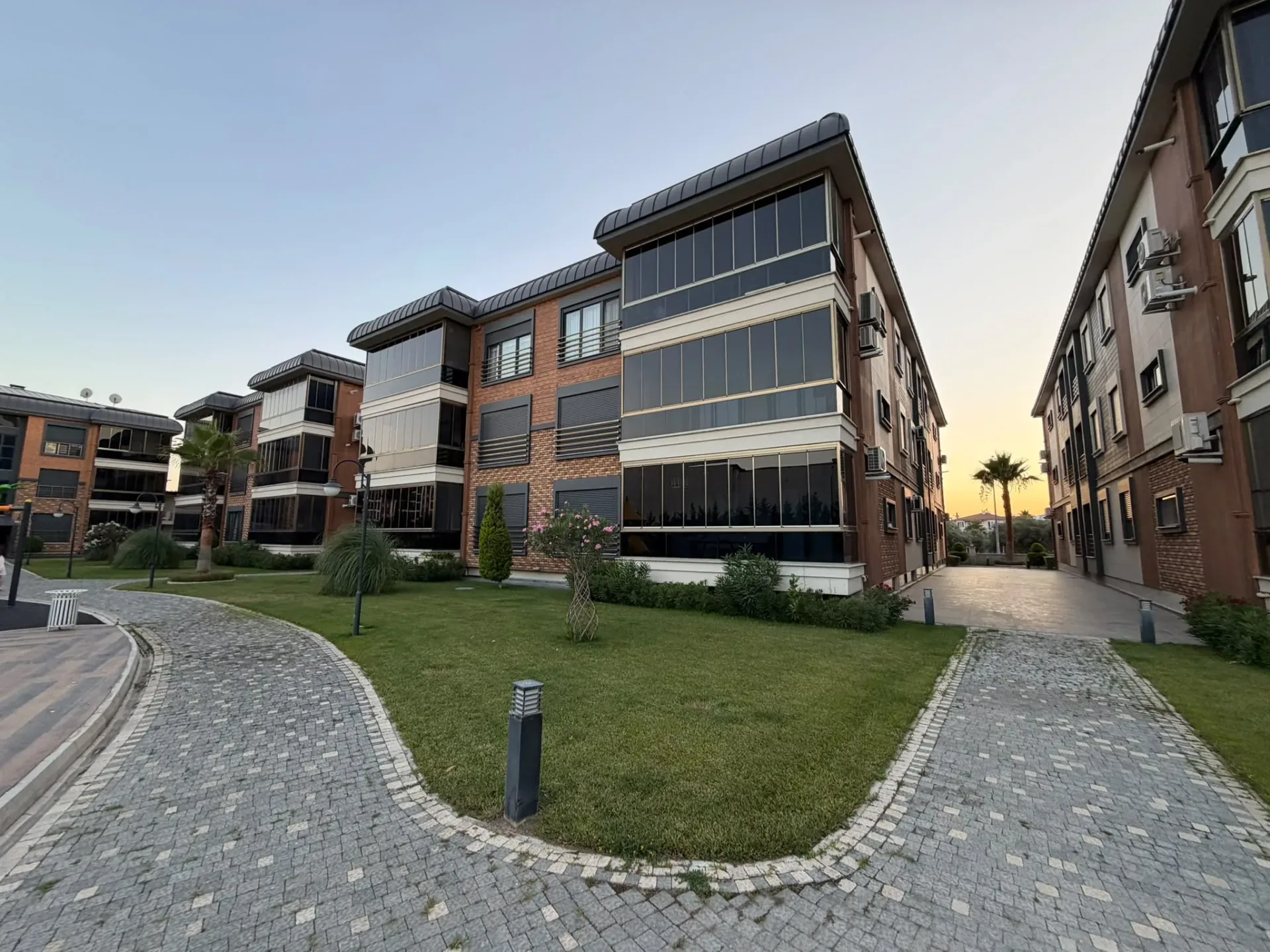AKÇAYIN EN PRESTİJLİ SİTESİNDE 3+1 AYRI MUTFAK EBEVEYN BANYOLU - KAPALI OTOPARKLI MUHTEŞEM DAİRE - Görsel 24