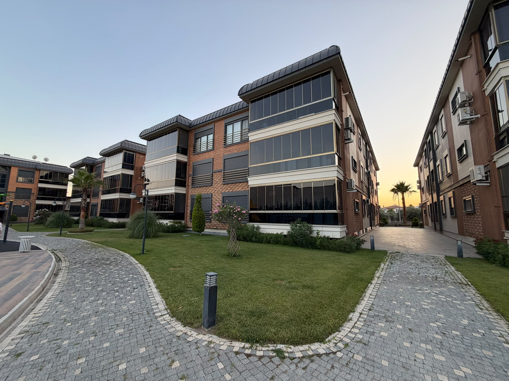 AKÇAYIN EN PRESTİJLİ SİTESİNDE 3+1 AYRI MUTFAK EBEVEYN BANYOLU - KAPALI OTOPARKLI MUHTEŞEM DAİRE - Görsel 24